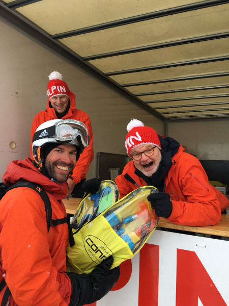 <p>Alex und Bene (v.l.) geben Rescue-Bags an die Bergführer aus.</p>