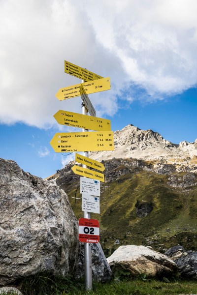 Wegweiser vor der Lizumer Hütte