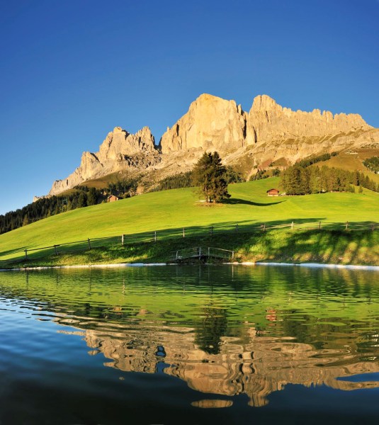 <p>Die Rostwand und ihre Spiegelung als Teil des  Rosengartens.</p>