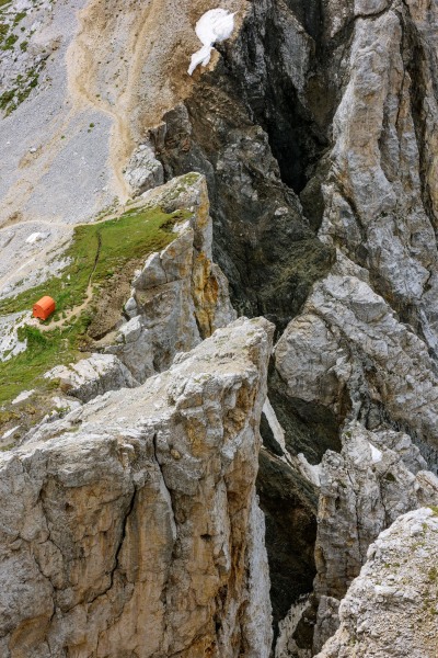 <p>Selbst von der Latemarspitze ist das Bivacco Rigatti nicht zu übersehen.</p>
