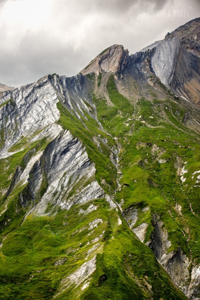 <p>Der Name ist Programm: die Flanke des Mont Tondu, des gedrehten Berges, beim Aufstieg zum Col de la Seigne. Die verwundenen Felsformationen sind einzigartig.</p>
