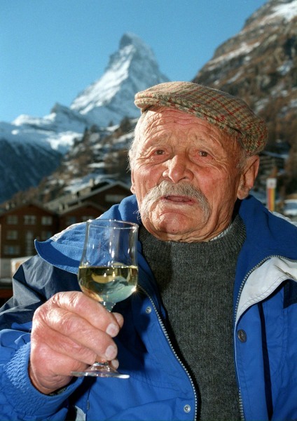 <p>Der älteste Bergsteiger auf dem Matterhorn war <strong>Ulrich  Inderbinen</strong>. Der im Jahr 1900 geborene Zermatter stand das erste Mal mit 20  Jahren auf dem Gipfel, zum letzten Mal im stolzen Alter von 89 Jahren.</p>
