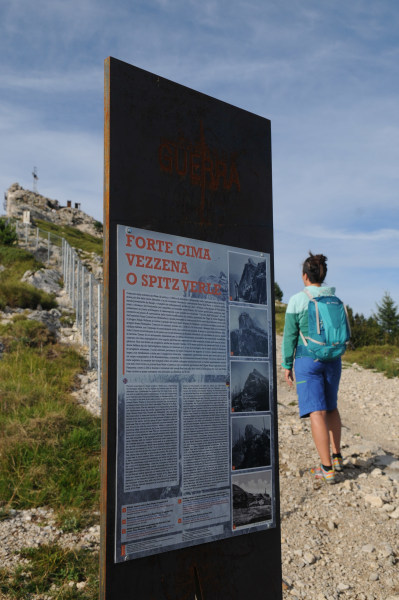 <p>Infotafel zur Festungsanlage Cima Vezzena direkt unterhalb des Gipfels.</p>