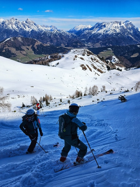 Belohnung nach dem Aufstieg: Abfahrt im Neuschnee