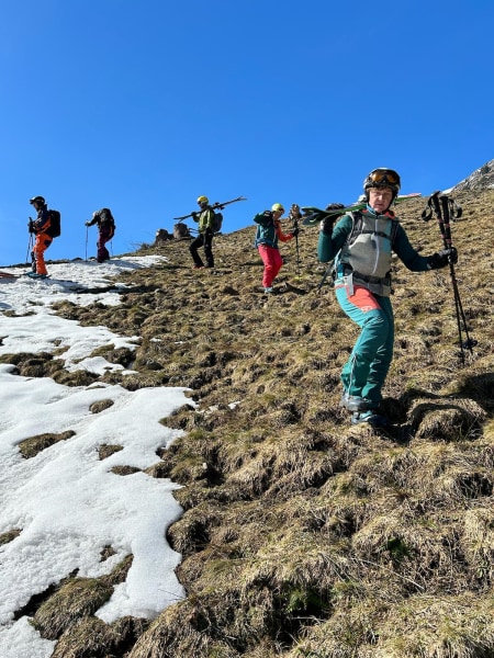 Ein paar Meter Abstieg über die grüne Wiese