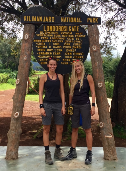 <p>Nationalpark-Registrierung: Magdalena und Anja am Londorossi Gate. </p>