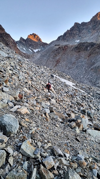 <p>Von der Hütte leitet ein Pfad hinab in ein <strong>gerölliges Kar</strong>.</p>