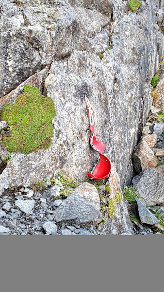 <p>Den Einstieg erkennt man an einigen Bohrhaken und diesem <strong>zerbrochenen Helm</strong>. Vorsicht vor Steinschlag!</p>
