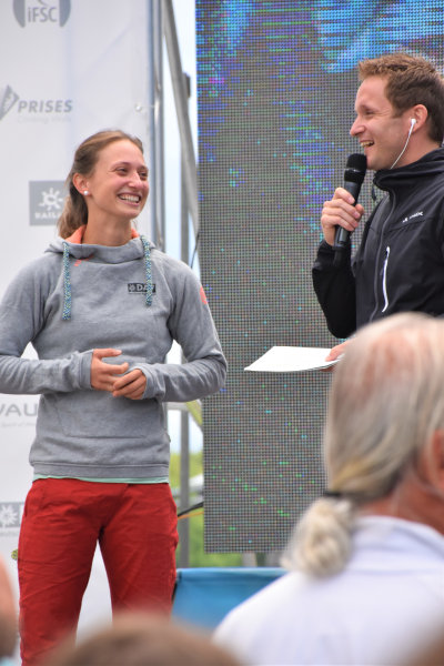 <p>Die zweimalige deutsche Meisterin Monika Retschy verkündete vor versammeltem Publikum ihren Rücktritt aus dem Profisport und wurde gebührend verabschiedet. Die sympathische 25-jährige möchte sich nach ihrer aktiven Kletterkarriere auf ihr Sportstudium konzentrieren und bleibt der Szene als Trainerin erhalten.</p>