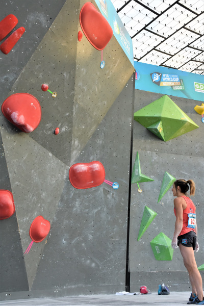 <p>Alex Puccio überlegt, wie sie den vor ihr liegenden Boulder besteigen könnte.</p>