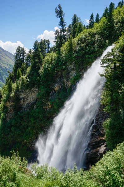 <p>Wasserkraft: Tiefer unten im Tal säumen mächtige Wasserfälle  die Route.</p>