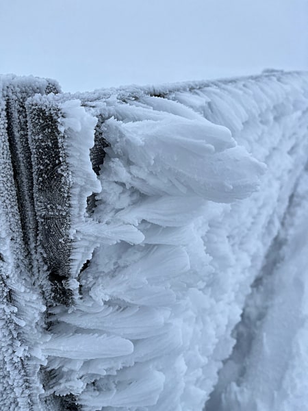 Schneegebilde im Nebel