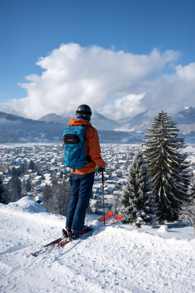 Skifahrer genießt den ersten Schnee