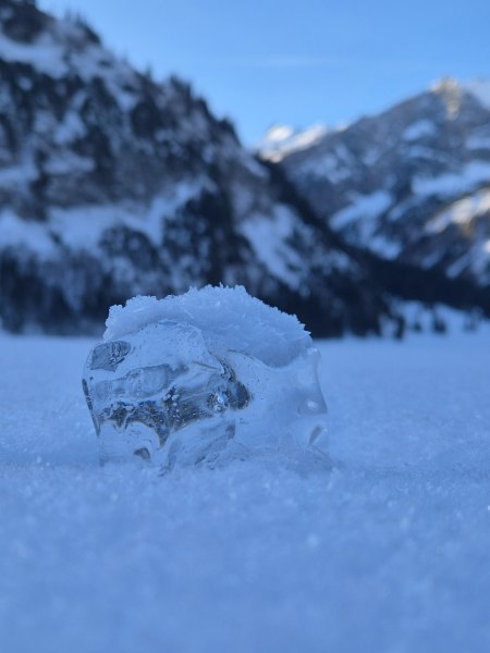 Eiswürfel vor den Bergen