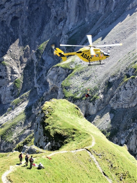 ADAC - Hubschrauber im Einsatz in den Bergen