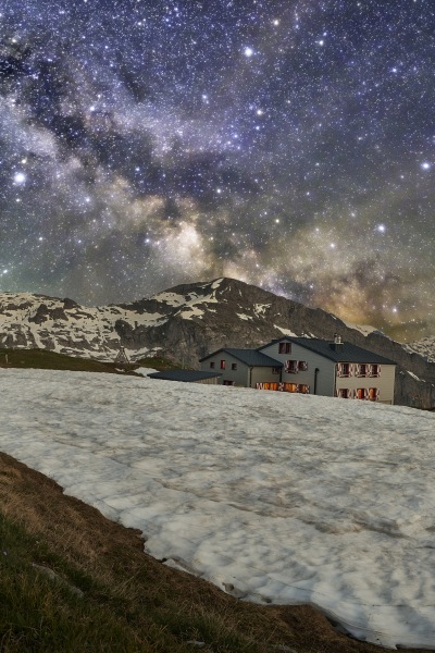 Rugghubelhütte mit den Glühbirnen der Nacht