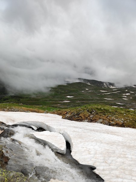 das Plätschern unter der Altschneedecke