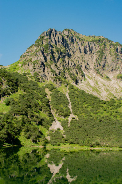 Wo der Berg endet, fängt der See an