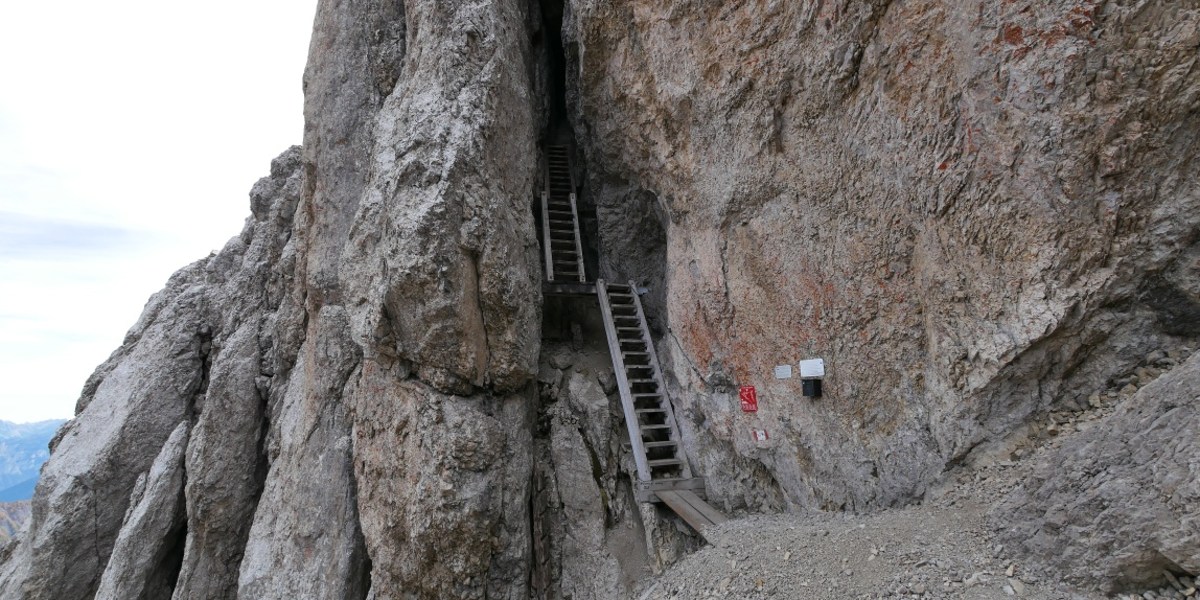 Holztreppen auf der Alta Via Bepi Zac