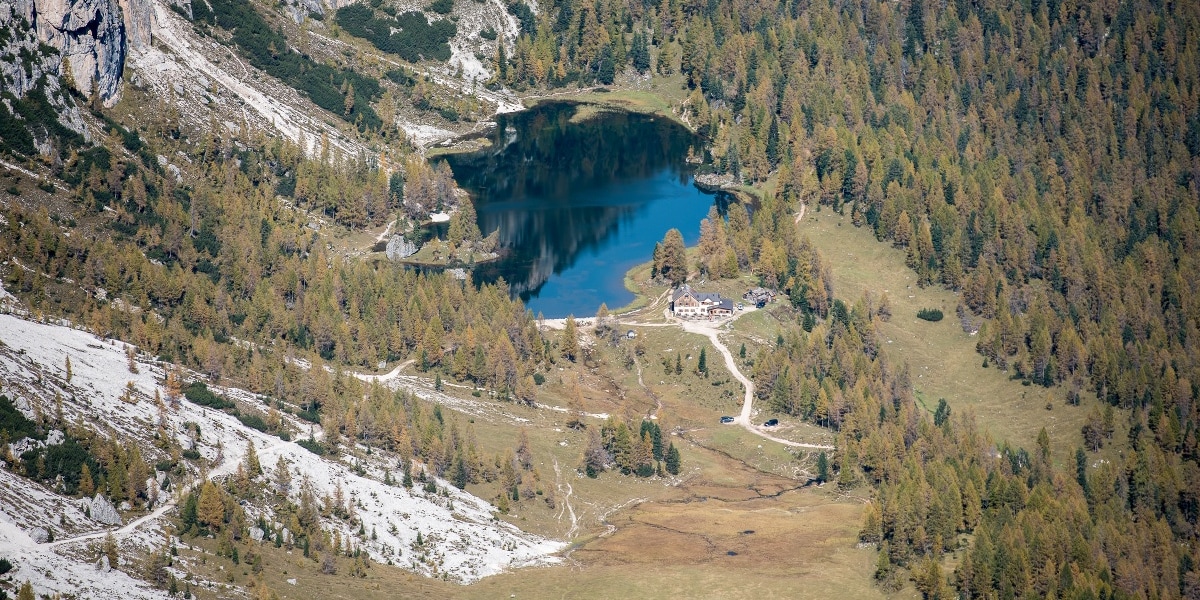 Federa See mit Rifugio Croda da Lago vom Becco di Mezzodì aus
