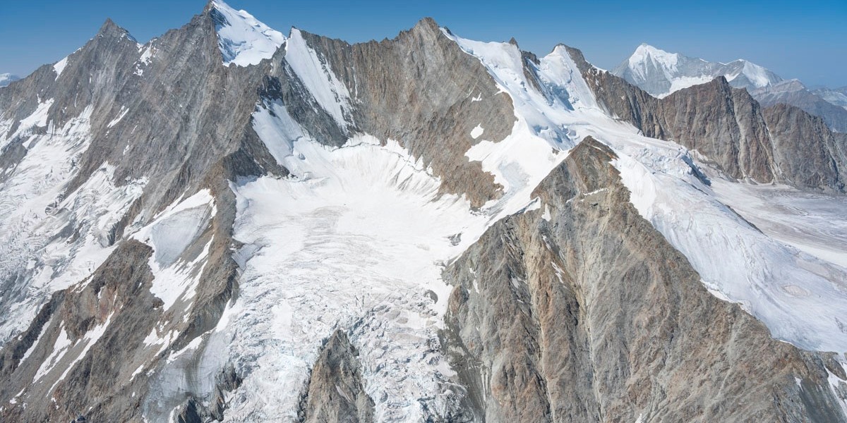 Lenzspitze (l.) und Nadelhorn über dem Hohbalmgletscher, dahinter links Täschhorn und Dom, rechts das Weisshorn.