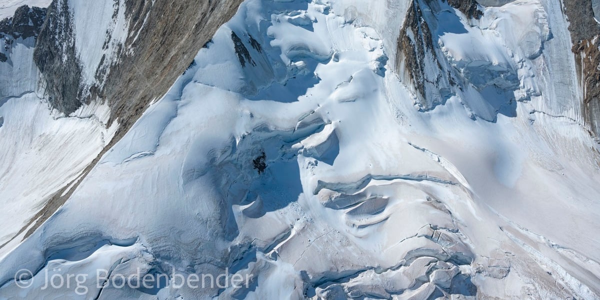 Lenzspitze (links) und Nadelhorn im Luftbild. Im Hintergrund der Dom.