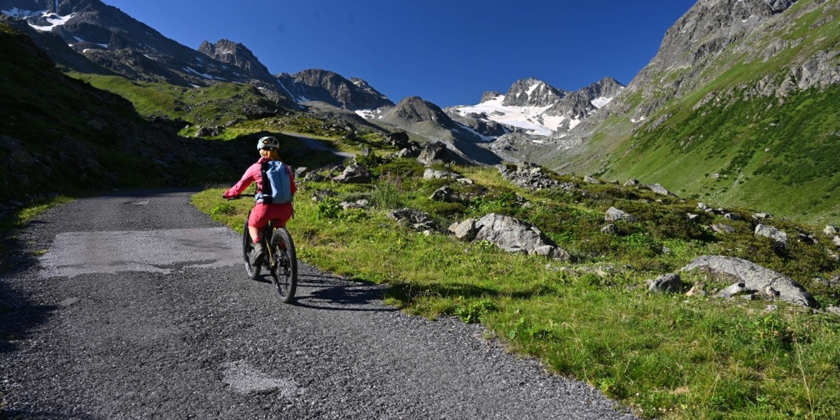 Fahrt mit dem E-Bike von Galtür durch das Jamtal zur Jamtalhütte.