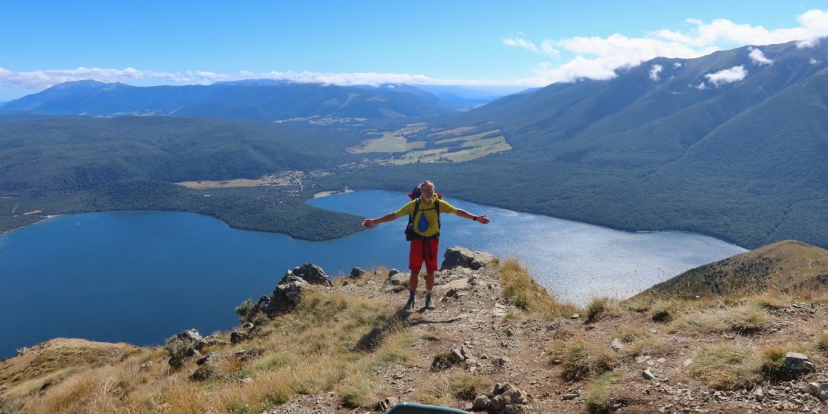 Tiefblick auf den Lake Rotoiti und das freundliche Urlaubsdorf St. Arnaud.