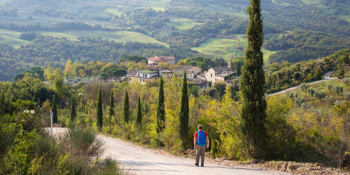 Auf der Via Francigena in Bagno Vignoni mit Blick zur Rocca d'Orcia von Castiglione d'Orcia.