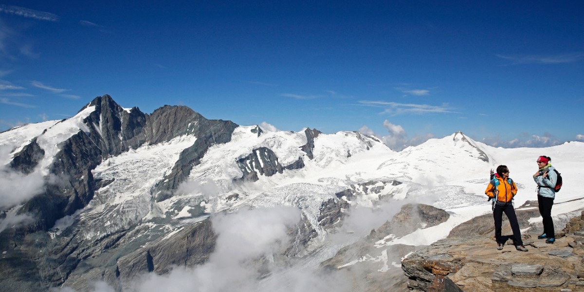Gipfelratsch am Fuscherkarkopf, im Hintergrund der Großglockner (l.).
