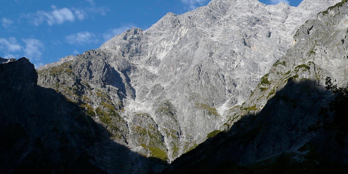 Die Watzmann-Ostwand; der Berchtesgadener Weg zieht von links zum Gipfel