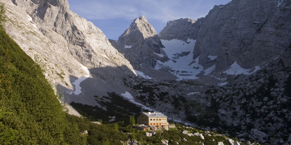 Blaueishütte mit umrahmende Berge
