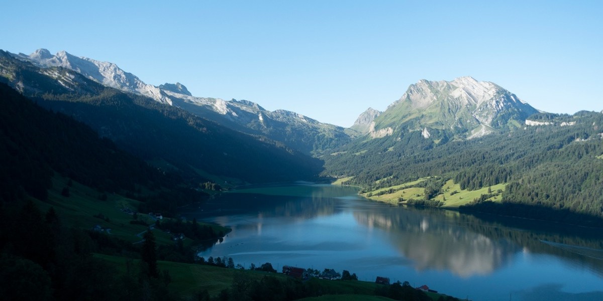 Morgenstimmung am Wägitaler See mit dem Fluebrig-Massiv