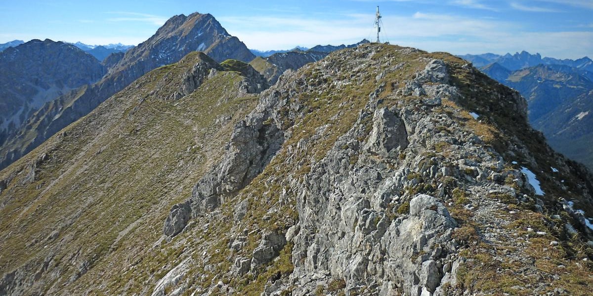 Bergtour Kreuzspitze - Gipfel mit Hochplatte im Hintergrund