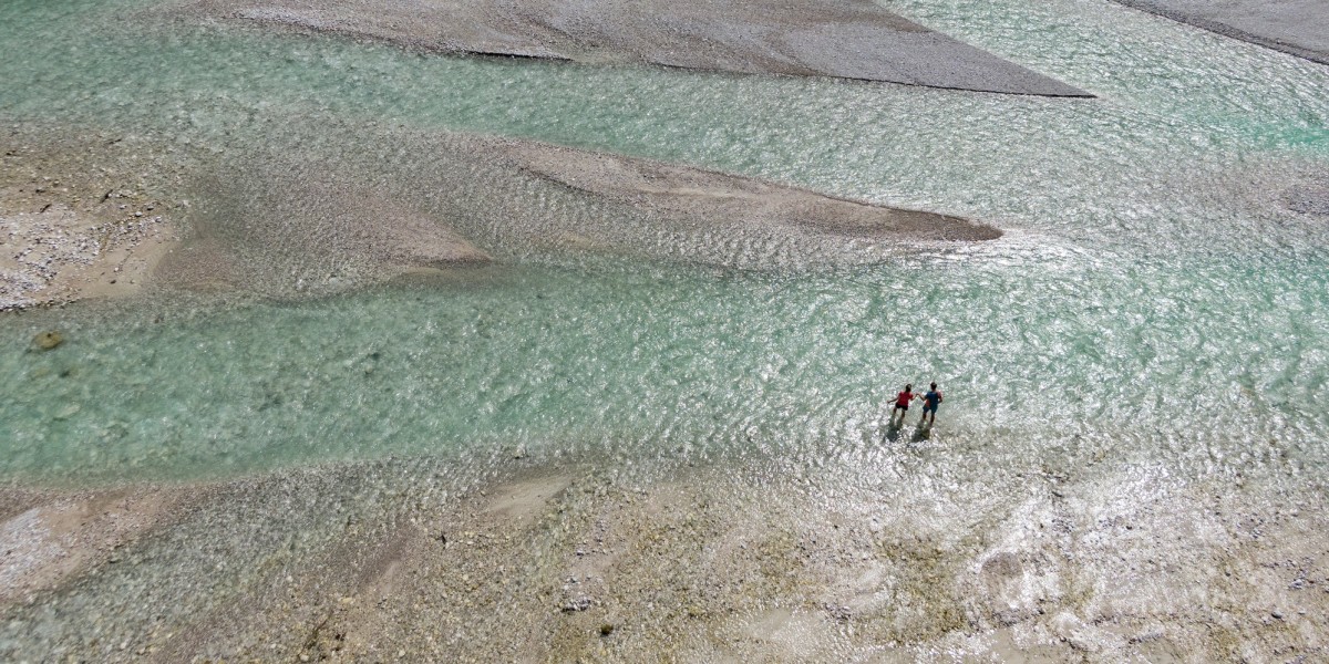 Die junge Isar: zauberhafte Wildfluss-Landschaft im Hinterautal.