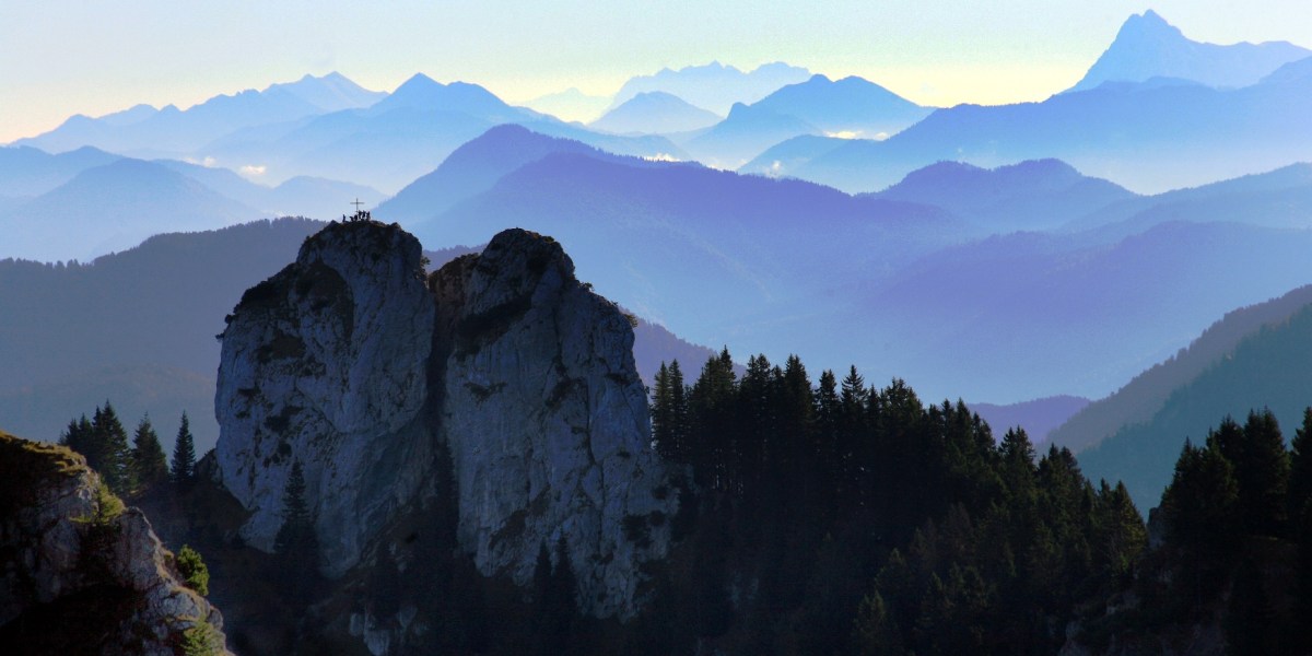 Bergtour Ettaler Manndl - Gipfel mit Estergebirge und Fernblick bis zum Wilden Kaiser