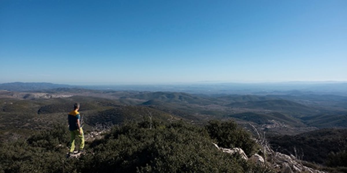 Vom Gipfel der Peña Parda ist das Mittelmeer bei Valencia zumindest zu erahnen.