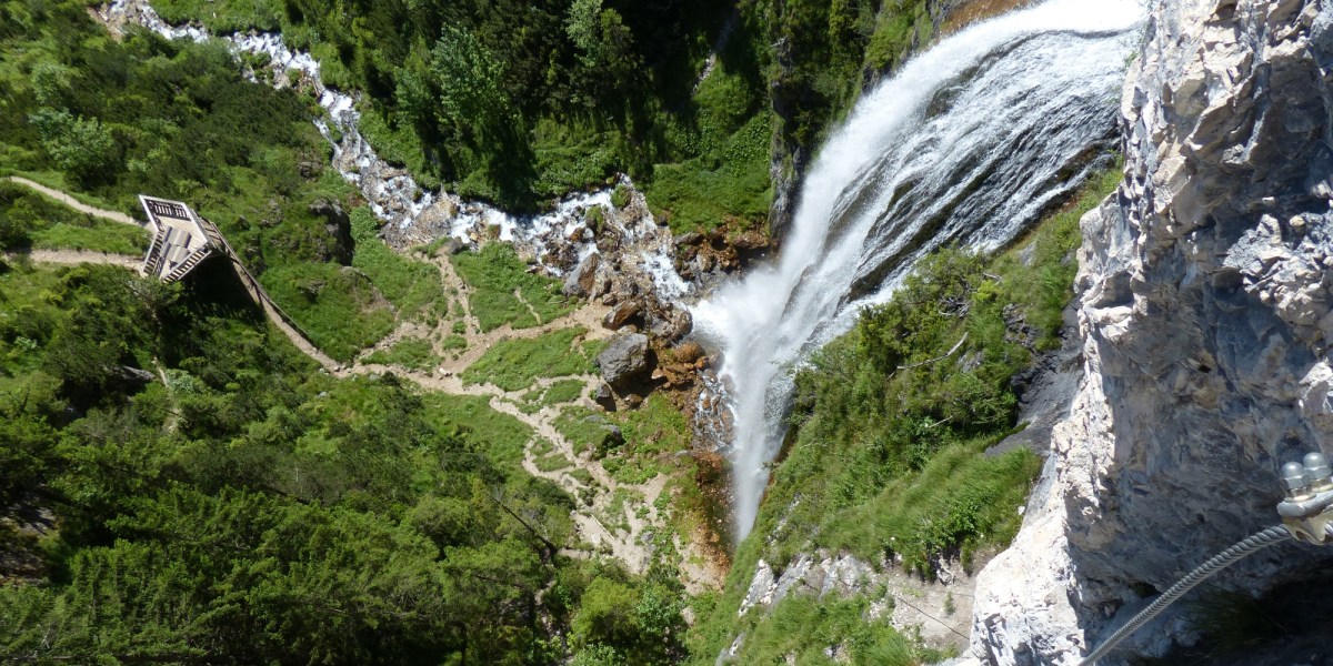 Tiefblick vom Klettersteig auf den Dalfazer Wasserfall.
