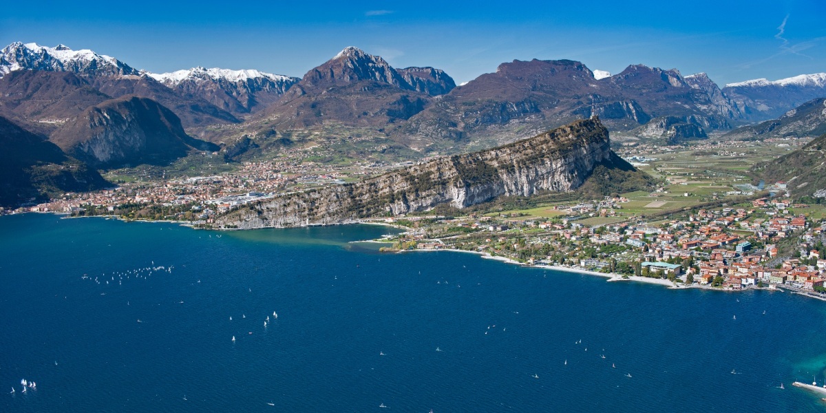 Blick auf das Nordufer des Gardasees und den Monte Brione zwischen Torbole (rechts) und Riva del Garda (links im Bild).