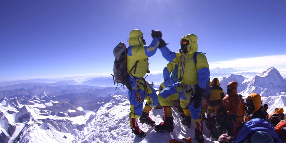 Lukas Furtenbach stieg mit 17 Kund:innen in nur 16 Tagen auf den Gipfel des Mount Everest..