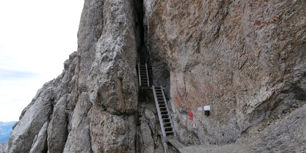 Holztreppen auf der Alta Via Bepi Zac