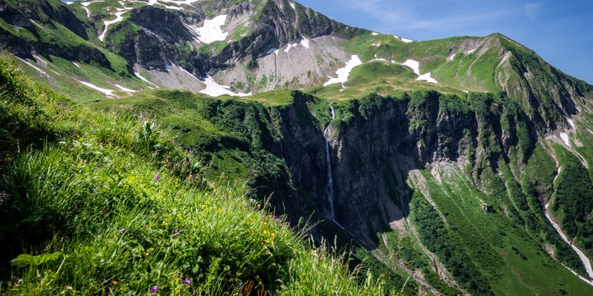Der mächtige Wasserfall unterhalb des Eissees. Im Hintergrund das Rauheck.