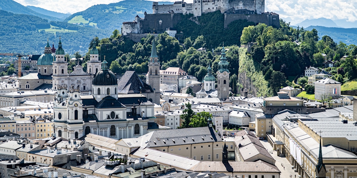Die Alpenüberquerung startet in der Altstadt von Salzburg