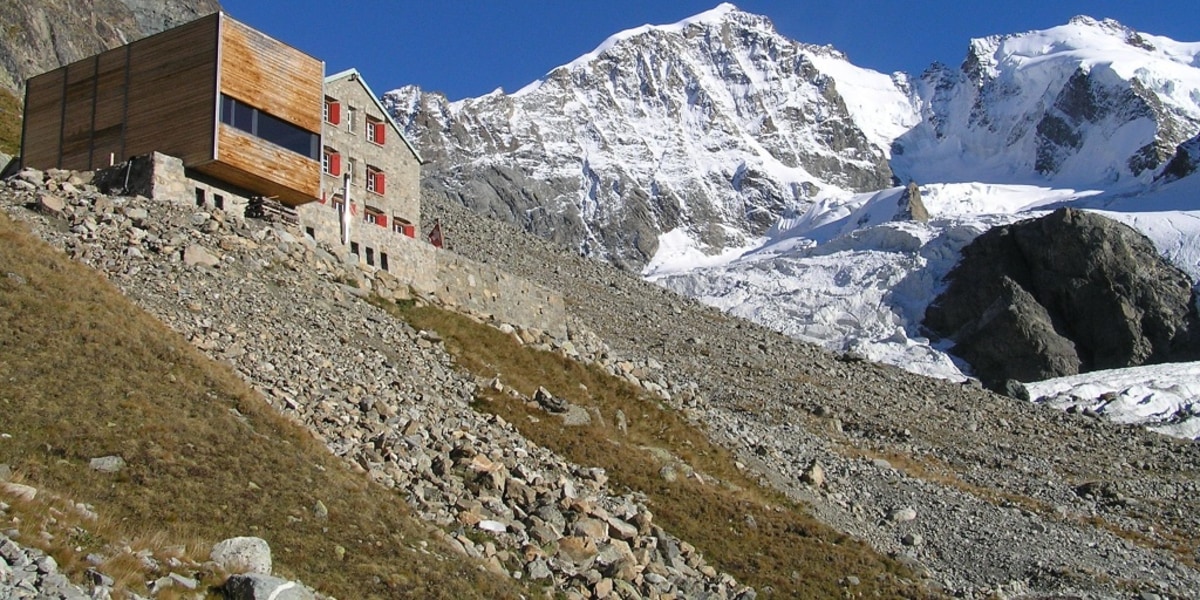 Grandiose Kulisse: die Tschiervahütte unter dem Biancograt am Piz Bernina.