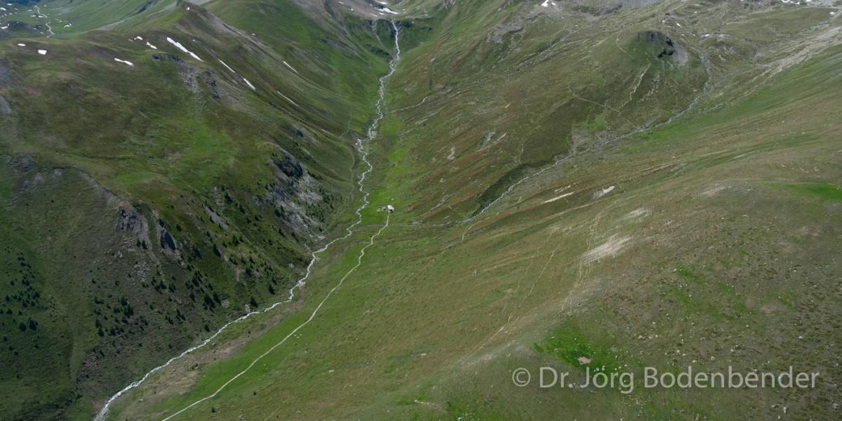 Rechts der Bildmitte der höchste Gipfel der Albulaalpen, der Piz Kesch, 3418 m.