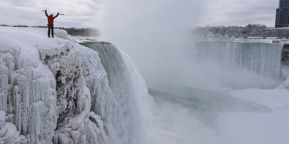 Will Gadd besteigt die gefrorenen Abschnitte der Niagarafälle.