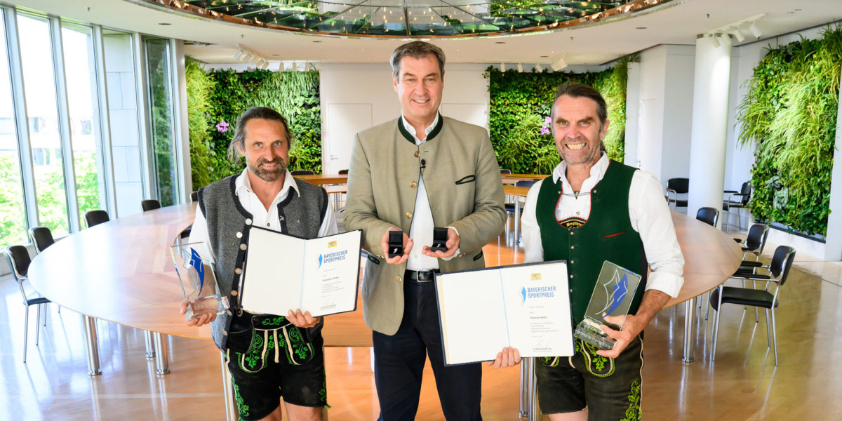 Übergabe des Persönlichen Preis des Ministerpräsidenten beim Sportpreis: Alexander Huber (links), Ministerpräsident Dr. Markus Söder (Mitte) und Thomas Huber (rechts). 