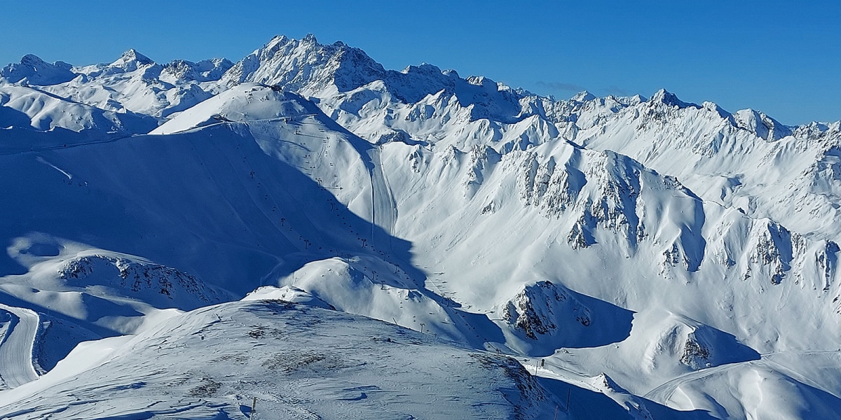 Ohne Lawinenausrüstung im freien Gelände: Skifahrer stirbt in Lawine
