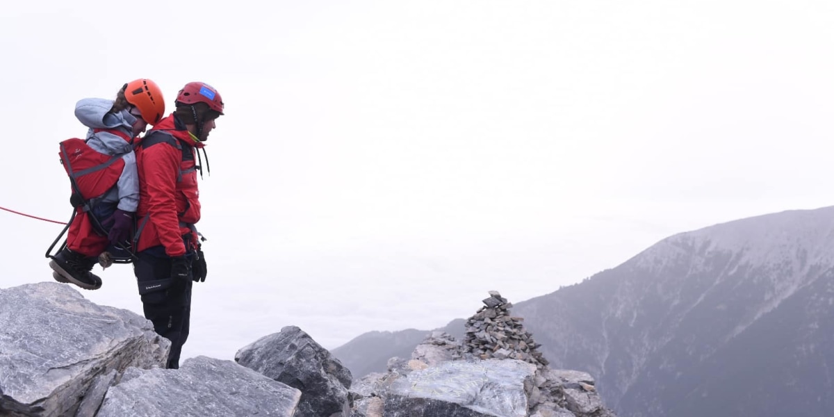 Bergsteiger trägt gelähmte Frau auf den Olymp