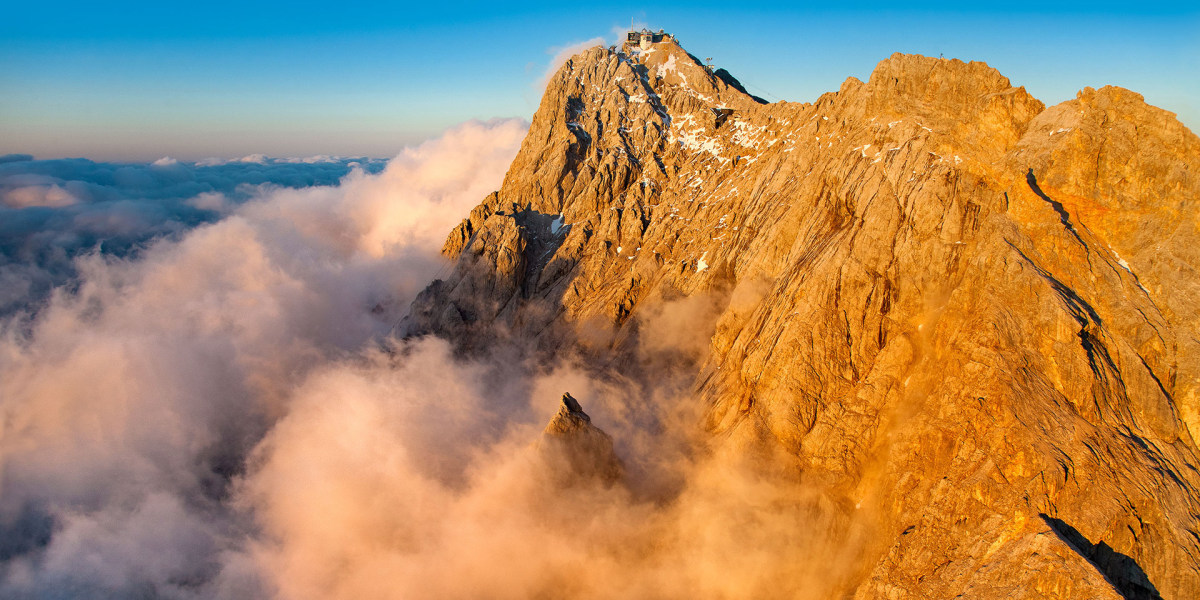 Über den Wolken: Für viele Wanderer und Bergsteiger ist sie ein Gipfel der Sehnsucht – die Zugspitze im Abendlicht.